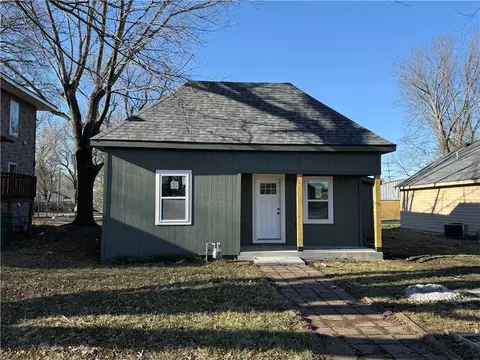 708 Pacific Ave, Osawatomie, KS 66064