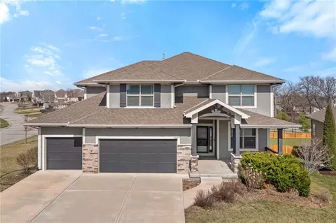 16657 S Chalet Dr, Olathe, KS 66062