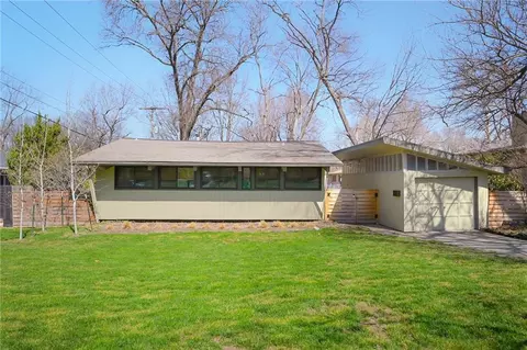 4504 W 78th St, Prairie Village, KS 66208