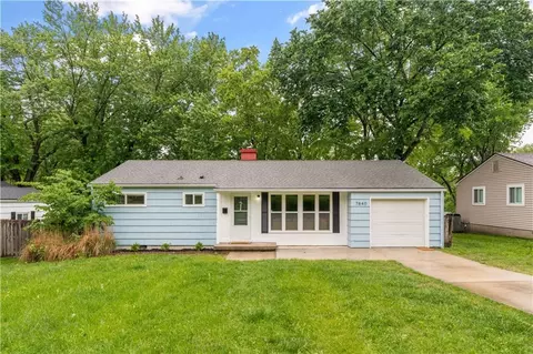 7840 Ash St, Prairie Village, KS 66208