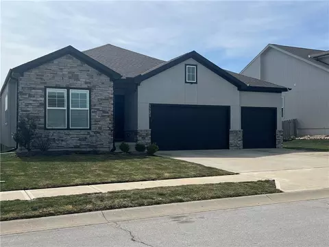 1121 SW Cheshire Dr, Lees Summit, MO 64083