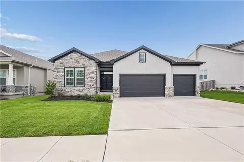 1121 SW Cheshire Dr, Lees Summit, MO 64083