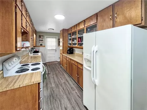 Kitchen - 33247 Bittner Dr, Warsaw, MO 65355 photo 2 of 2
