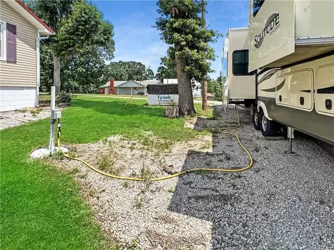Exterior - 33247 Bittner Dr, Warsaw, MO 65355 photo 2 of 11