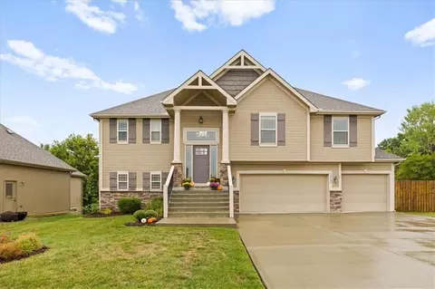 8204 NW 74th St, Kansas City, MO 64152