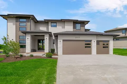 2517 NE Woodland Oak Cir, Lees Summit, MO 64086
