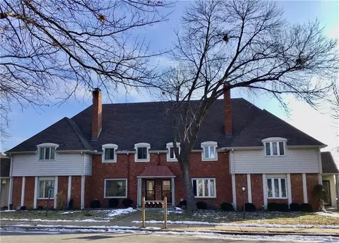 8395 NW Waukomis Dr, Kansas City, MO 64151