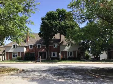 8395 NW Waukomis Dr, Kansas City, MO 64151