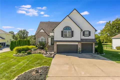 8718 Ridgeway Ct, Kansas City, MO 64138