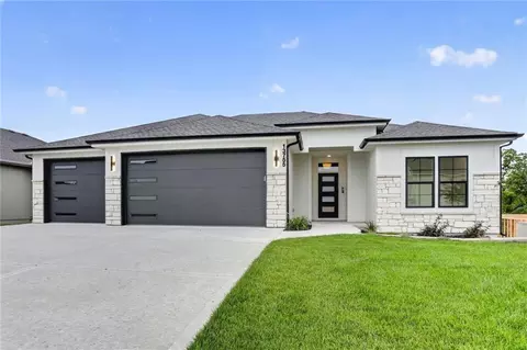 13755 NW 70th St, Parkville, MO 64152