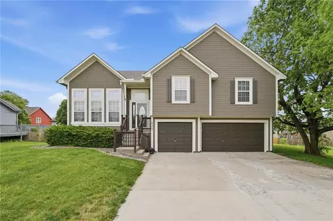 521 Cedar Falls Ct, Raymore, MO 64083