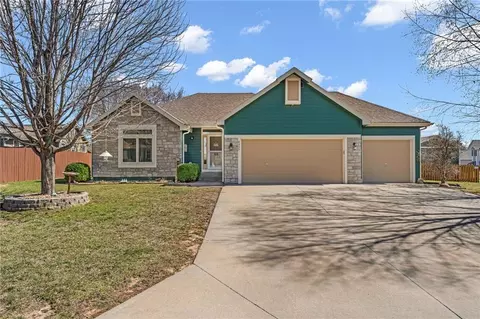 8455 Timber Ridge St, De Soto, KS 66018