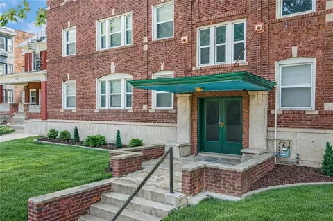 3732 Southwest Trfy, Kansas City, MO 64111