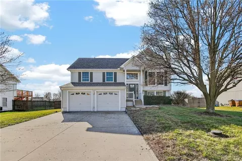 714 S Sunset Ln, Raymore, MO 64083