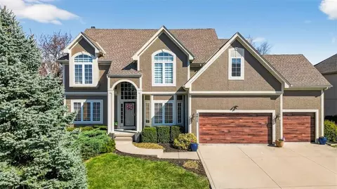 2612 SW Wintercreek Dr, Lees Summit, MO 64081