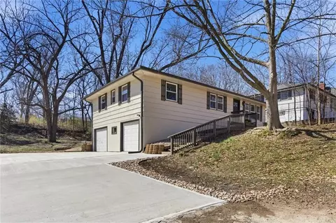 2425 NE 38th St, Kansas City, MO 64116