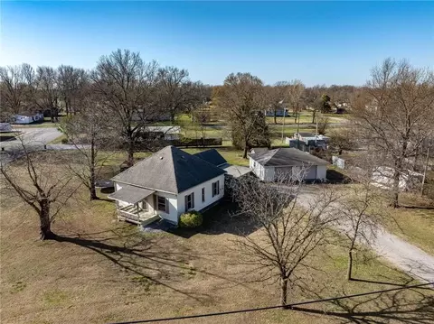 302 E 3rd St, Scammon, KS 66773