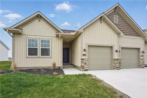 12409 S Acacia Dr, Lees Summit, MO 64086