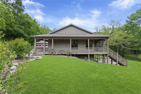 1152 N 1100 Rd, Lawrence, KS 66047