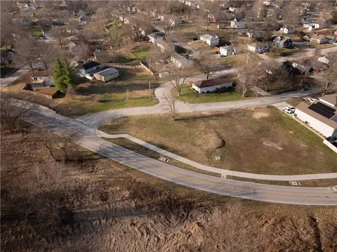 423 E Main St, Smithville, MO 64089