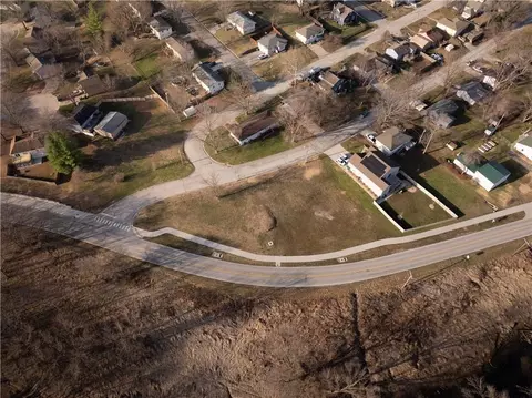 423 E Main St, Smithville, MO 64089 photo 2