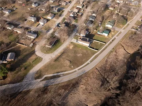 423 E Main St, Smithville, MO 64089 photo 6