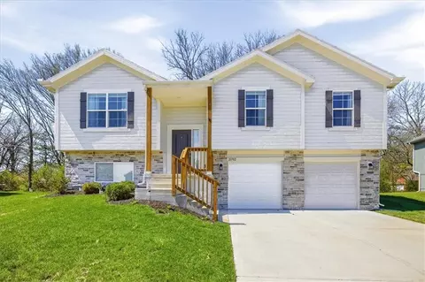 21702 Westover Rd, Peculiar, MO 64078