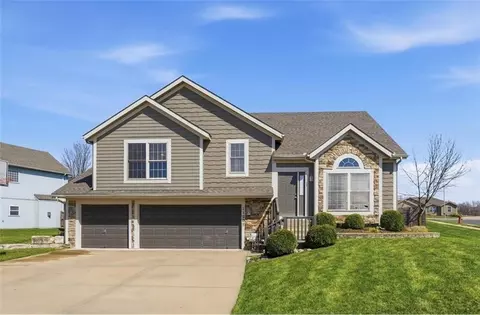 11207 N Summit St, Kansas City, MO 64155