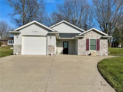 1905 Cedar St, Higginsville, MO 64037