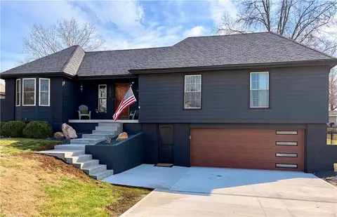 209 Saponi Ln, Lake Winnebago, MO 64034