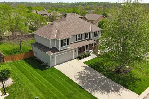 1313 Stone Ln, Lansing, KS 66043
