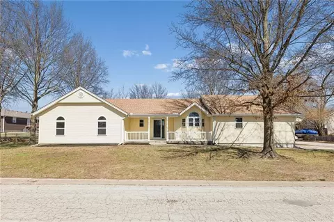 204 W 1st St, Garden City, MO 64747