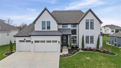 10126 N Kansas Ct, Kansas City, MO 64155