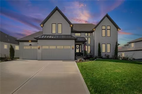 10126 N Kansas Ct, Kansas City, MO 64155