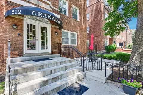 212 Emanuel Cleaver Ii Blvd #2 WEST, Kansas City, MO 64112