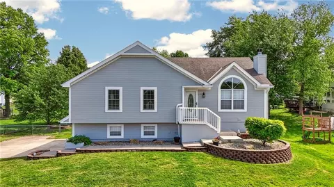 605 Oak Dr, Raymore, MO 64083