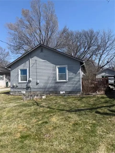 220 S Church St, Olathe, KS 66061