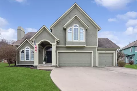 101 NE Misty Meadow Ln, Lees Summit, MO 64064