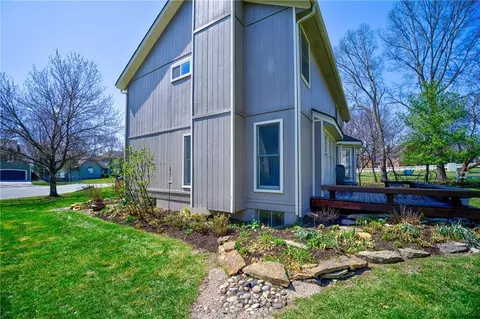 Exterior - 2904 SW 13th St, Lees Summit, MO 64081 photo 6 of 9