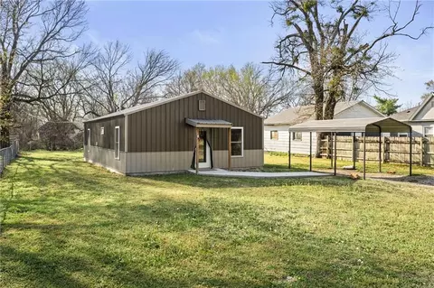 609 N Wood St, Caney, KS 67333