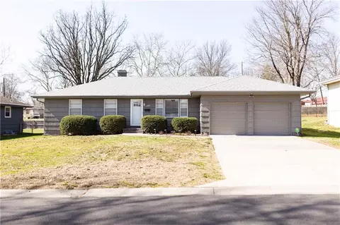 4980 NE Chouteau Dr, Kansas City, MO 64119