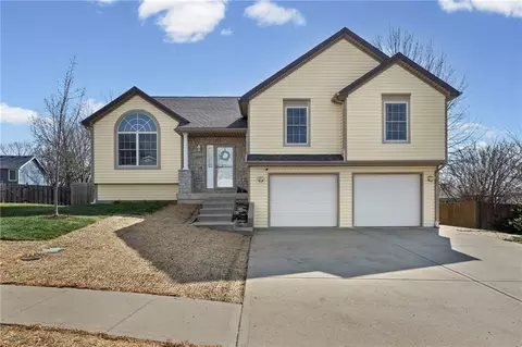 654 Holiday Ln, Lansing, KS 66043