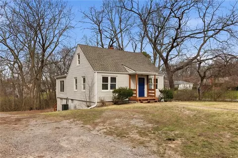 3900 Circle Dr, Independence, MO 64052