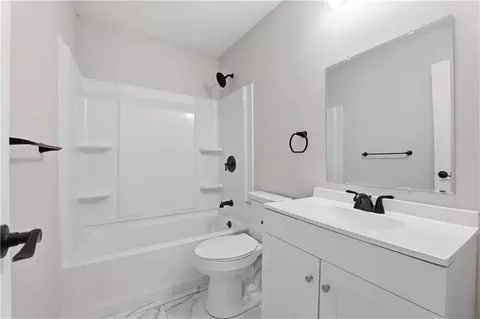 Bath - 3900 Circle Dr, Independence, MO 64052 photo 3 of 4