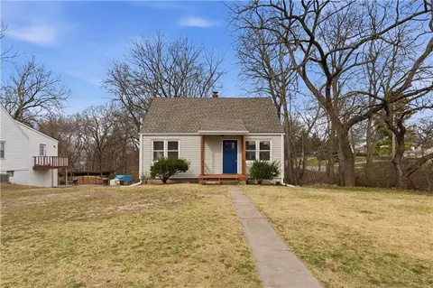 Exterior - 3900 Circle Dr, Independence, MO 64052 photo 2 of 2