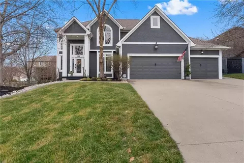 5715 NE Sapphire Pl, Lees Summit, MO 64064