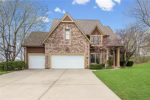 10400 River Hills Dr, Parkville, MO 64152