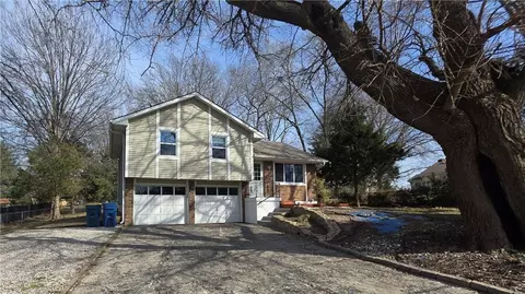 807 Conistor Ln, Liberty, MO 64068