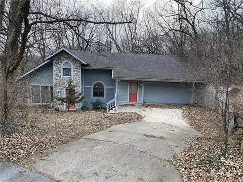7610 NW Paradise Ln, Kansas City, MO 64152