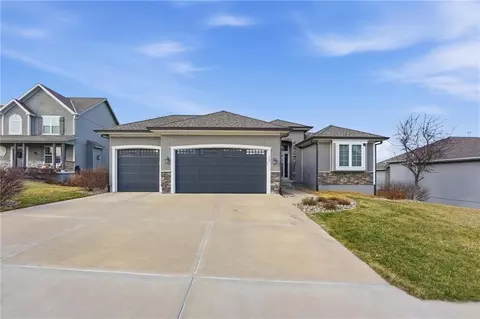 909 SE Forest Ridge Ct, Blue Springs, MO 64014